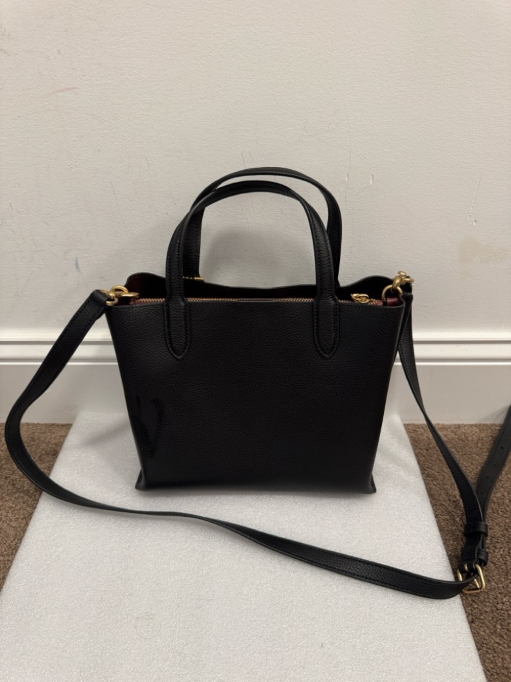 Coach Willow Tote 24 crossbody bag in black pebbled leather with maroon hangtag - Picture 3 of 8